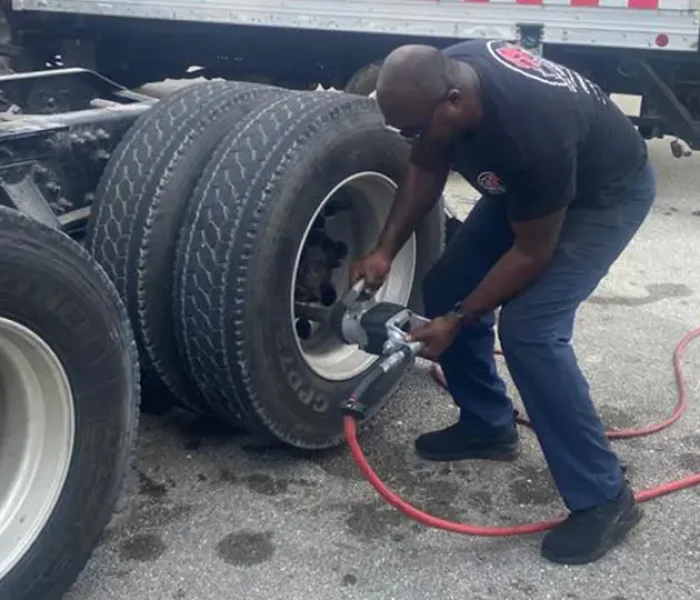 Fast Heavy Duty Tire Change in Laredo